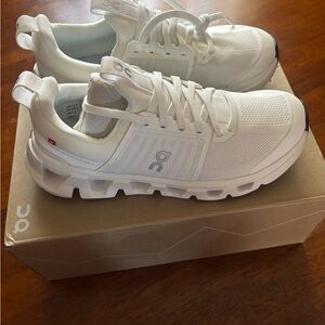 On Clouds White Athletic Sneakers 4.5 NEW